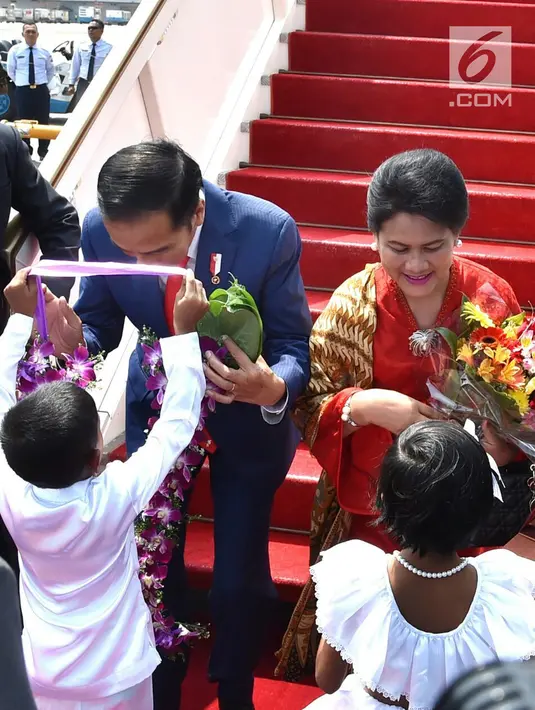Presiden Joko Widodo dan Ibu Negara Iriana Joko Widodo menerima bunga dari salah satu pasang putra-putri Sri Lanka saat tiba di Bandara Internasional Colombo, Sri Lanka, Rabu, (24/1). (Liputan6.com/Pool/Biro Pers Setpres)