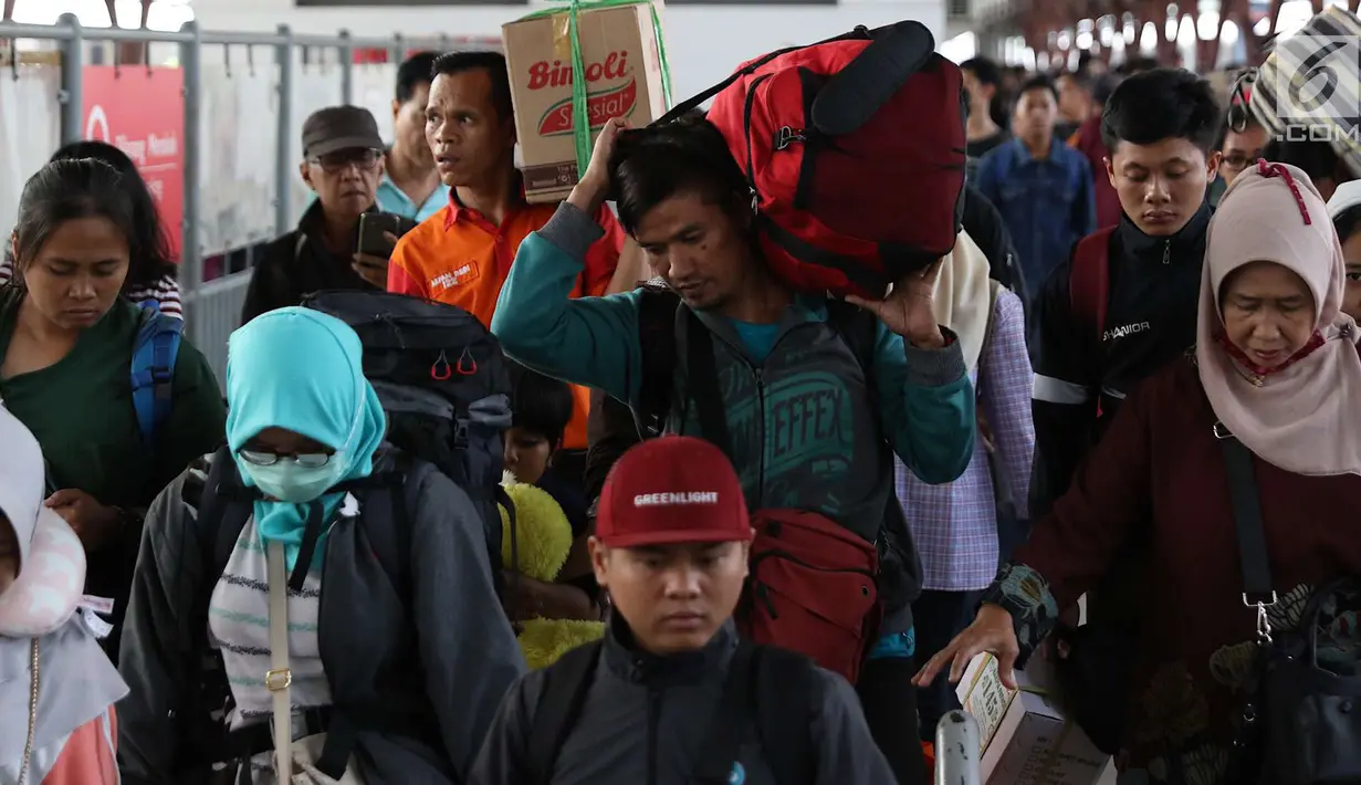 Penumpang kereta api Senja Utama tiba di Stasiun Pasar Senen, Jakarta Pusat, Sabtu (23/6). Berdasarkan data Posko Humas Stasiun Pasar Senen, tercatat volume penumpang arus balik hari ini mencapai 23.704 penumpang. (Liputan6.com/Immanuel Antonius)