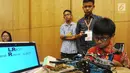 Murid SD mengoperasikan robot "Land Rescue Robot" saat kegiatan Indonesian Youth Robot Competititon  di ICE, BSD, Tangerang Selatan (22/4). Para murid berprestasi tersebut akan dilombakan pada kompetiosi robot dunia di Thailand. (Merdeka.com/Arie Basuki)