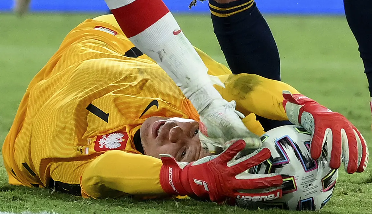 Wojciech Szczesny diharapkan jadi dewa pelindung Polandia, tetapi Szczesny tidak bisa mewujudkan hal tersebut. Kurang impresifnya performa Szczesny berdampak pada penampilan Polandia secara keseluruhan. (Foto: AP/Pool/Lluis Gene)