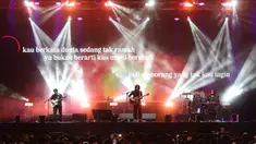 Penyanyi sekaligus penulis asal Bandung, Fiersa Besari saat tampil pada hari pertama gelaran KapanLagi Buka Bareng (KLBB) Festival 2026 di Stadion Madya, Kompleks Gelora Bung Karno, Senayan, Jakarta, Sabtu 28 Februari 2026. Usai waktu berbuka puasa, hari pertama gelaran KapanLagi Buka Bareng (KLBB) 2026 semakin meriah. (Dok/Kapanlagi Youniverse)