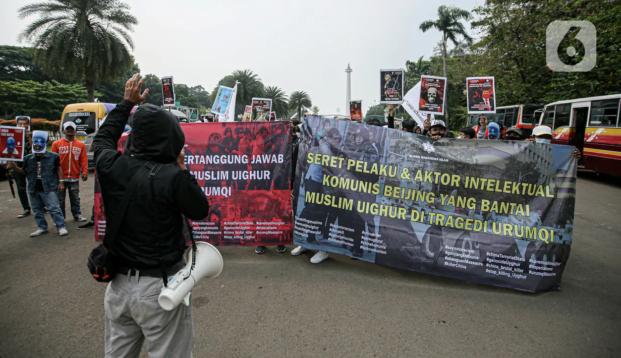 Dalam orasinya, massa mengatakan keadilan bagi korban dan keluarga yang tewas maupun terluka dalam Tragedi Berdarah Urumqi 14 tahun lalu, hingga saat ini belum juga dapat mereka rasakan. (Liputan6.com/Faizal Fanani)