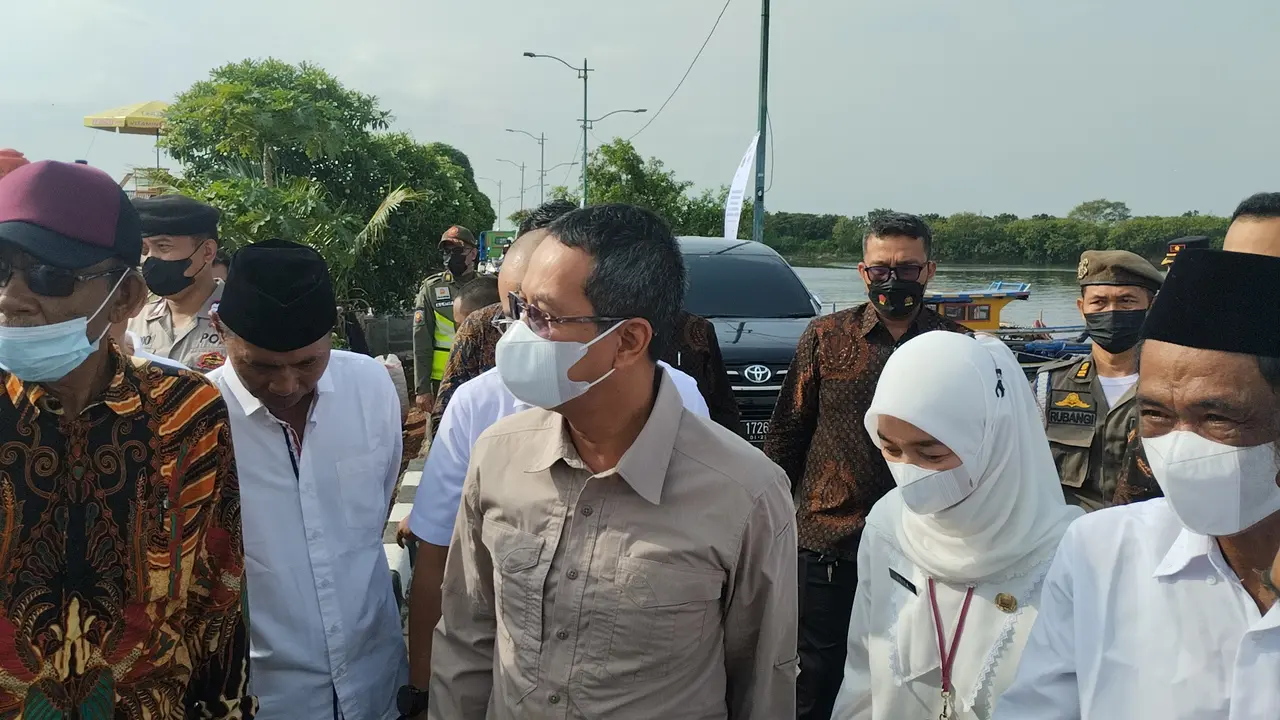 Pj Gubernur DKI Jakarta Heru Budi Hartono meninjau layanan air besih PAM Jaya di Kampung Marunda Kepu, Jakarta Utara