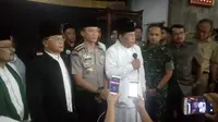 Ketua MUI Garut, Kapolres, Dandim, Wakil Bupati dan perwakilan ormas menyampaikan penjelasannya ihwal pembakaran bendera HTI (Liputan6.com/Jayadi Supriadin)