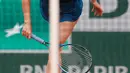 Petenis Rusia, Maria Sharapova mengembalikan bola pukulan petenis Spanyol Garbine Muguruza selama pertandingan perempat final turnamen tenis Prancis Terbuka di stadion Roland Garros,  Prancis (6/6). Garbine menang 6-2, 6-1. (AP Photo/Thibault Camus)
