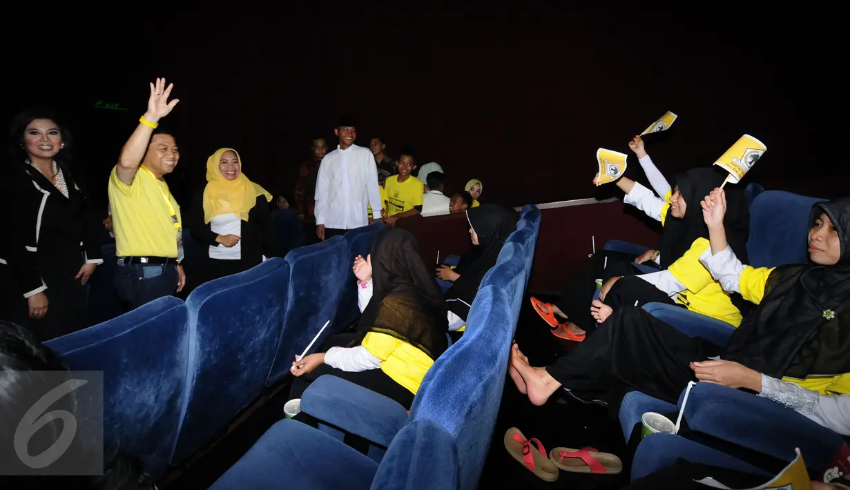 Ketua Umum Partai Golkar, Setya Novanto (kedua kiri) menyapa anak anak jelang nonton bareng film Iqro bersama 1000 anak yatim di Jakarta, Minggu (12/2). Acara ini untuk memperingati Maulid Nabi Muhammad SAW. (Liputan6.com/Helmi Fithriansyah)
