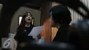 Prilly Latuconsina saat latihan vokal untuk SCTV Award di Erwin Gutawa Studio, Jakarta, Senin (21/11). Prily akan berduet dengan Paramitha Rusady pada lagu berjudul 'Aku Hanya Wanita Biasa'. (Liputan6.com/Herman Zakharia)