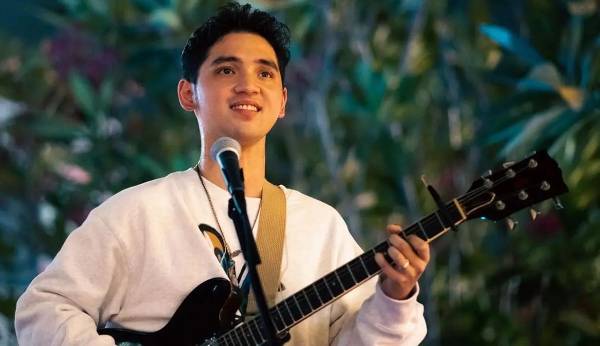 Syahravi, pemeran Udin di sinetron Si Entong memilih untuk ubah profesi dari aktor menjadi musisi. Ya, Syahravi memiliki bakat bernyanyi dan bermain alat musik. Syahravi sudah rilis single dengan tajuk populernya berjudul I Hate U. (Liputan6.com/IG/syahravi_)