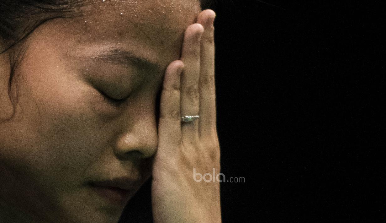 Tunggal putri Indonesia, Fitriani, tampak kecewa usai kalah dari tunggal Korsel, Sung Ji Hyun, pada laga BCA Indonesia Open di JCC, Jakarta, Kamis (15/6/2017). Fitriani kalah 10-21, 10-21. (Bola.com/Vitalis Yogi Trisna)