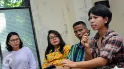 Rizka Amalia (kanan) saat menceritakan pengalaman kekerasan yang dialaminya di gedung LBH Jakarta, Rabu (8/6/2016). Kekerasan terjadi saat terjadinya gelombang pengusiran eks gafatar awal 2016 lalu. (Liputan6.com/Helmi Fithriansyah)