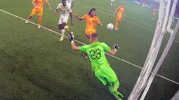 Kiper berusia 28 tahun itu menunjukkan kemampuan yang luar biasa dalam meredam gelombang serangan timnas Senegal. (AFP/ Odd Andersen)