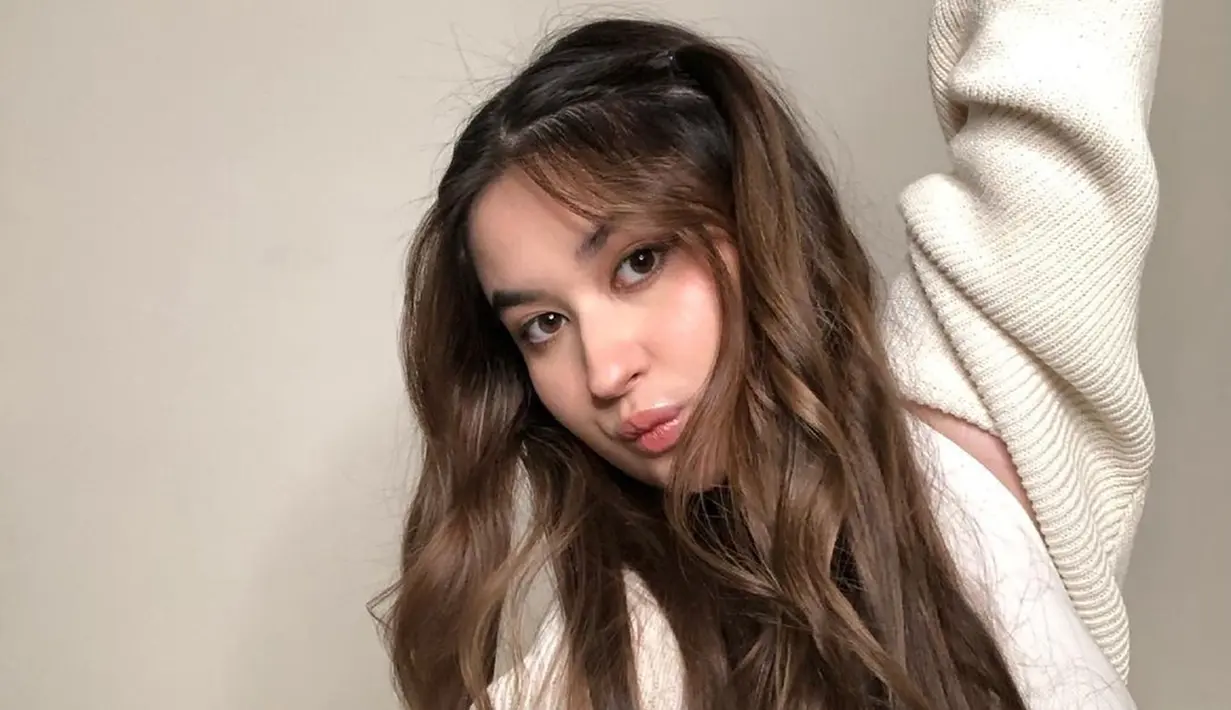 Wanita yang identik dengan rambut panjangnya ini memang cukup sering melakukan berbagai gaya rambutnya. Bahkan, penampilannya dengan rambut ash brown ini membuatnya semakin menawan. (Liputan6.com/IG/@stephaniepoetri)