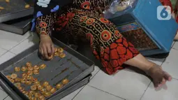 Menjelang Lebaran, permintaan kue meningkat hingga 30 persen dibandingkan tahun sebelumnya, yang dijual dengan harga Rp 70.000 hingga Rp 150.000 per toples. (Liputan6.com/Herman Zakharia)