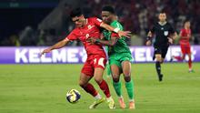 Pemain Timnas Indonesia, Ramadhan Sananta (kiri) berebut bola dengan pemain St Kitts and Nevis, Malique Roberts dalam laga semifinal FIFA Series 2026 di Stadion Utama Gelora Bung Karno (SUGBK), Senayan, Jakarta, Jumat (27/03/2026). (Bola.com/Abdul Aziz)