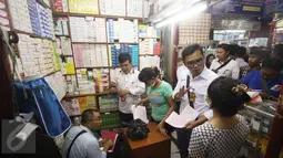 Petugas BPOM bersama Polda Metro Jaya melakukan sidak di sejumlah apotek Pasar Pramuka, Jakarta Timur, Rabu (7/9). Saat razia petugas meminta ditunjukkan surat izin beroperasi dan daftar obat-obat yang dijual. (Liputan6.com/Immanuel Antonius)
