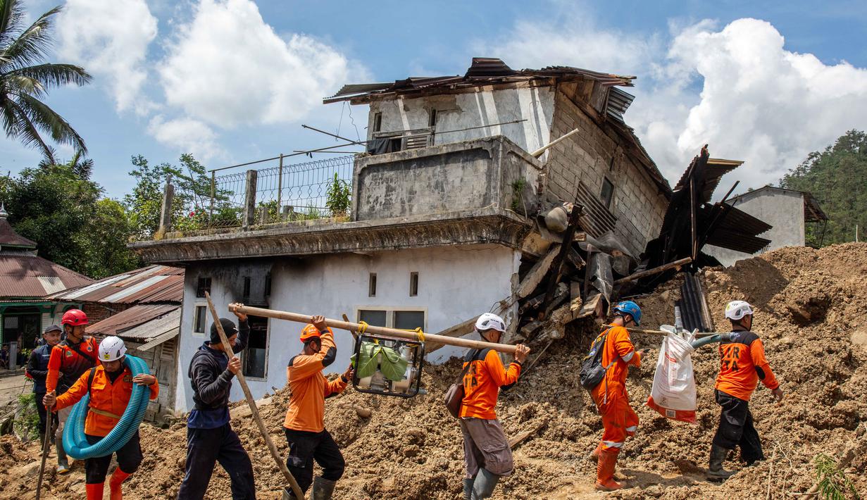 Memasuki hari ketiga pencarian, pada Selasa (18/11/2025), tim SAR gabungan masih terus berupaya menemukan 26 warga yang dilaporkan hilang. Tampak dalam foto, anggota tim penyelamat berjalan di lokasi longsor Desa Situkung, Banjarnegara, Jawa Tengah, pada Selasa 18 November 2025. (DEVI RAHMAN/AFP)