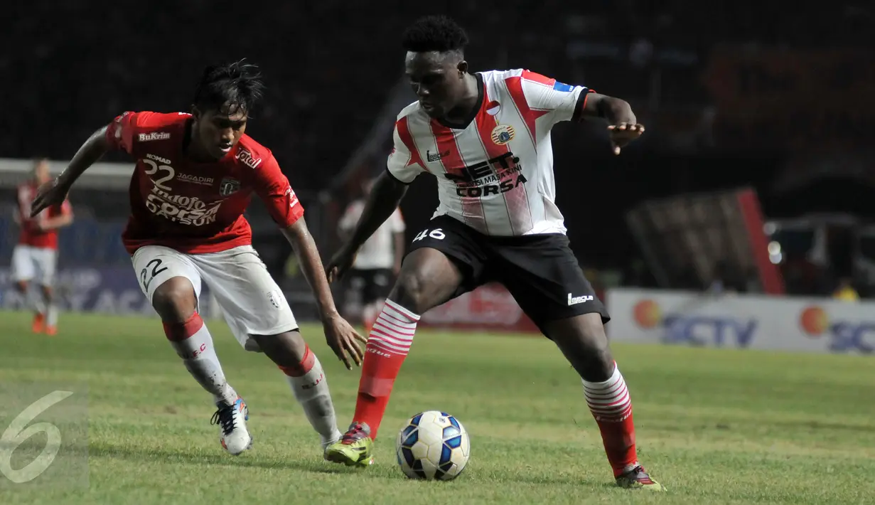 Pemain Persija Gilbert berduel dengan pemain Bali United Ganjar Mukti pada pertandingan Trofeo Persija di Stadion GBK, Jakarta, Sabtu (9/4). Tim berjulukan Macan Kemayoran itu keluar sebagai Juara Piala Trofeo Persija 2016 (Liputan6.com/Johan Tallo)