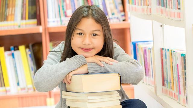Ilustrasi anak rajin membaca buku
