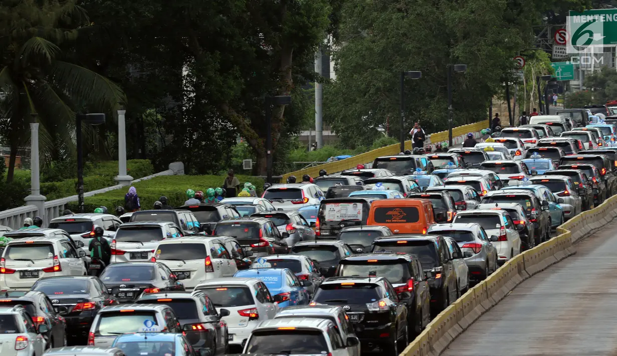 Kendaraan terjebak macet di Jalan Sudirman-Thamrin, Jakarta, Kamis (20/12). Pemerintah terus memperbaiki sistem transportasi dengan mengandalkan strategi "push dan pull" dengan mendorong masyarakat meninggalkan kendaraan pribadi. (Liputan6.com/JohanTallo)
