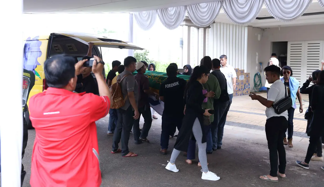 Jenazah pelantun lagu Belah Duren tiba di rumah duka sekitar pukul 13.55 WIB. Beberapa sahabat dekat setia didekat jenazah almarhum yang meninggal dalam usia 37 tahun tersebut. (Nurwahyunan/Bintang.com)