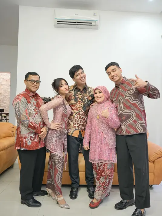 Gaya elegannya ini tak hanya memikat perhatian tamu, tetapi juga menjadi inspirasi bagi penggemar yang ingin tampil modern dengan sentuhan tradisional. [IG:@fuji_an].