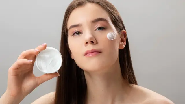 Seorang perempuan menggunakan krim wajah (Foto Dok: Freepik/freepik)