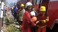 Petugas Damkar Pekanbaru menggotong rekannya yang meninggal dunia saat padamkan kebakaran gudang spiritus. (Liputan6.com/Istimewa)
