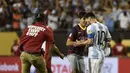 Seorang penggemar menghampiri Lionel Messi untuk minta tanda tangan seusai melawan Panama pada laga Grup D Copa America Centenario 2016, di Stadion Soldier Field, Chicago, Amerika Serikat, Sabtu (11/6/2016). (AFP/Omar Torres)