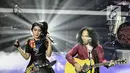 Penampilan kolaborasi grup band Slank bersama penyanyi dangdut Via Vallen dalam konser Slank In Love di Jakarta, Selasa (27/2). Kolaborasi Via Vallen bersama Slank merupakan kali pertama bagi pedangdut asal Surabaya tersebut. (Liputan6.com/Faizal Fanani)