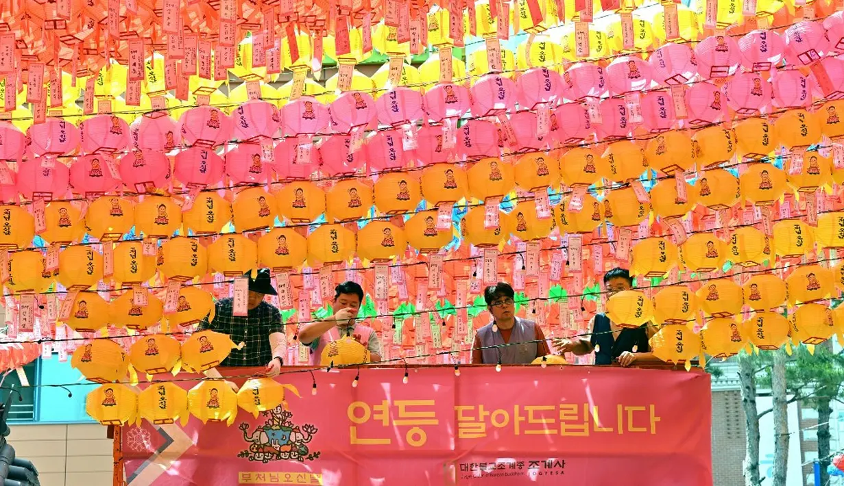 <p>Selama Festival Lentera Teratai, ratusan umat Buddha berkumpul untuk merayakan ulang tahun Buddha yang akan datang. (Jung Yeon-je/AFP)</p>