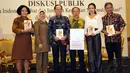 Penulis buku Jaminan Kesehatan Nasional, Prof dr Hasbullah Thabrany, MPH (ketiga dari kanan) berpose bersama peserta dan pembicara diskusi publik tentang Indonesia Sehat dan Jaminan Kesehatan Nasional, (26/8/2014). (Liputan6.com/Panji Diksana)