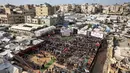 Orang-orang berkumpul selama perayaan pernikahan massal untuk para pengantin Palestina yang diselenggarakan oleh Yayasan Bantuan Kemanusiaan Turki (IHH) di Kota Gaza pada 11 Mei 2026. (Omar AL-QATTAA/AFP)