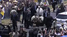 Paus Fransiskus menghampiri polisi perempuan yang terjatuh dari kudanya saat rombongan Pemimpin Gereja Katolik Roma itu melewati umat di jalanan kota Iquique, Chile, Kamis (18/1). (HO/NATIONAL COMMISSION FOR THE POPE’S VISIT AND CHILEAN CHANNELS/AFP)