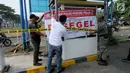 Satuan Polisi Pamong Praja (Satpol PP) Kota Tangerang Selatan menyegel areal parkir liar di kawasan BSD, Rabu (3/10). Penyegelan loket parkir tersebut dilakukan lantaran pihak pengelola parkir tidak memiliki izin. (Merdeka.com/Arie Basuki)