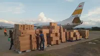 3,4 ton alat pelindung diri tiba di Papua untuk pencegahan corona COVID-19. (Liputan6.com/Andre/Katharina Janur)