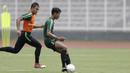 Pemain Timnas Indonesia U-22, Septian Bagaskara, mengontrol bola saat latihan di Stadion Madya, Jakarta, Selasa (15/1). Latihan ini merupakan persiapan jelang Piala AFF U-22. (Bola.com/Yoppy Renato)