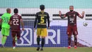 Francisco Torres yang menjadi eksekutor sukses menyamakan kedudukan untuk Borneo FC. Hingga pertandingan berakhir, tidak ada gol yang tercipta kembali. (Bola.com/Bagaskara Lazuardi)
