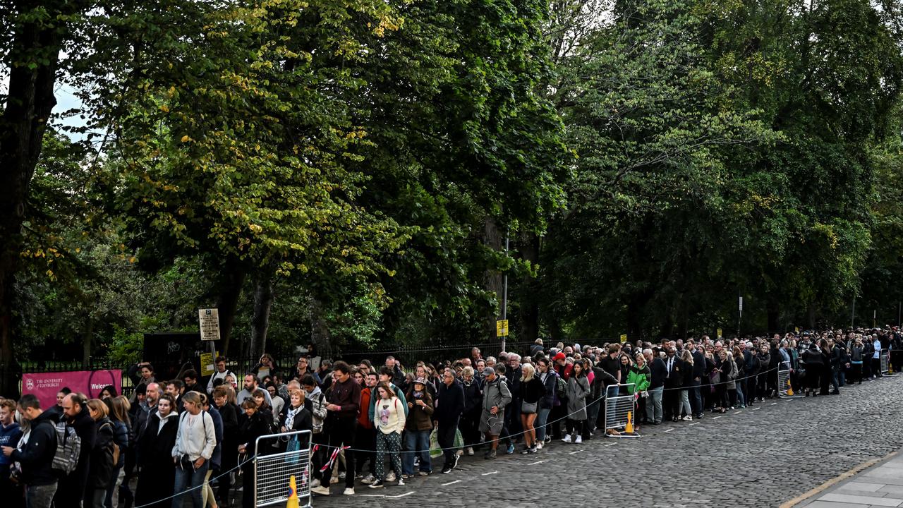 Makna Mahkota di Atas Peti Mati Ratu Elizabeth II Saat Dibaringkan di Skotlandia