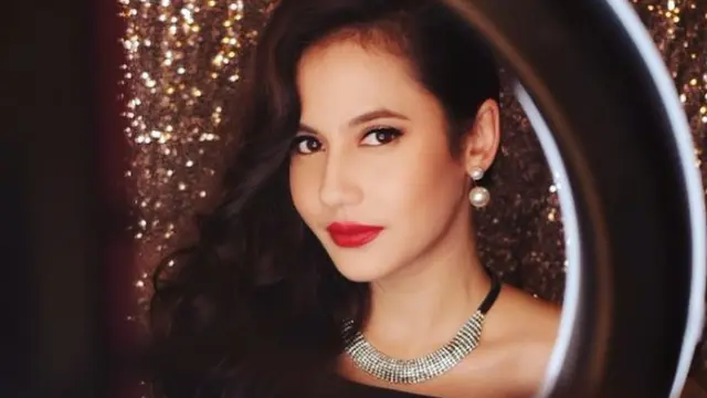 Pevita Pearce pakai lipstik merah (Instagram/pevpearce)