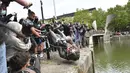 Demonstran melempar patung pedagang budak Edward Colston ke Pelabuhan Bristol saat protes Black Lives Matter di Bristol, Inggris, Minggu (7/6/2020). Aksi tersebut dilakukan sebagai bentuk protes atas kematian George Floyd saat ditangkap oleh polisi di Amerika Serikat. (Ben Birchall/PA via AP)