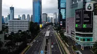 Foto udara arus lalu lintas kendaraan di jalan Thamrin, Jakarta, Selasa (7/4/2020). Volume kendaraan yang melintas di DKI Jakarta meningkat pada Senin (5/4/2020) setelah 18 hari penerapan work from home atau kerja dari rumah untuk mencegah penyebaran virus corona. (Liputan6.com/Faizal Fanani)