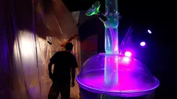 Seorang pria melihat gelas bong setinggi 24 kaki di Cannabition Cannabis Museum, Las Vegas, AS, Selasa (18/9). Museum ini menampilkan gelas bong yang lebih tinggi dari jerapah dan umbi ganja imitasi. (AP Photo/John Locher)