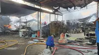 Petugas pemadam kebakaran memdamkan api yang membakar kawasan pergudangan di Kelurahan Cinangka, Kecamatan Sawangan, Kota Depok, Senin (2/8/2021) pagi. (Istimewa)
