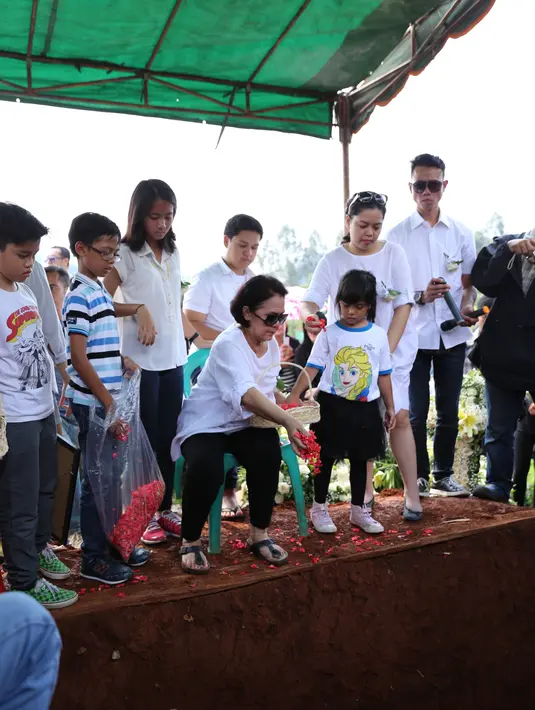 Kesedihan terlihat pelayat saat mengantarkan jenazah ke peristirahatan terakhirnya, Ireng Maulana.  (Adrian Putra/Bintang.com)