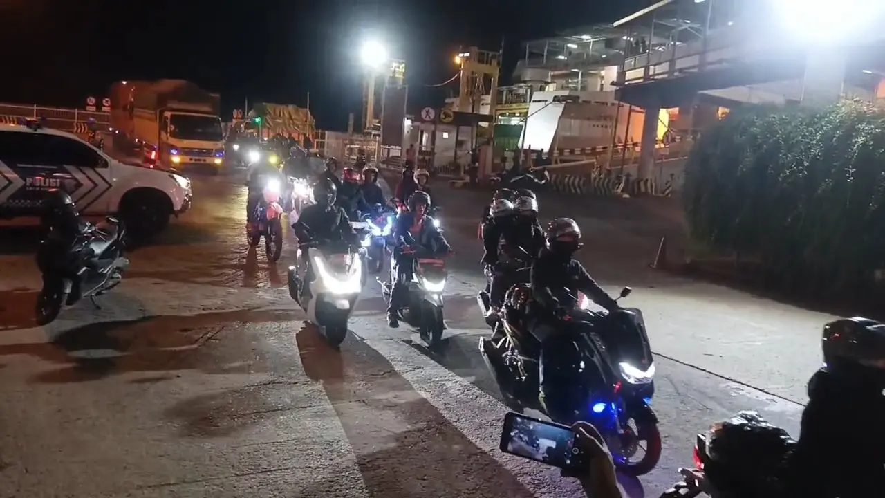 Polisi Kawal Ratusan Pemudik Motor dari Bakauheni