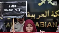 Pengunjuk rasa membawa poster untuk menyuarakan aspirasi di depan Kedubes Arab Saudi, Jakarta, Selasa (20/3). Melalui aksi ini, mereka menuntut pemerintah mengeluarkan nota protes diplomatik kepada Kerajaan Arab Saudi. (Merdeka.com/Iqbal S. Nugroho)