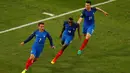 Penyerang Prancis, Antoine Griezmann (kiri) melakukan selebrasi usai mencetak gol kegawang Albania di pertandingan Grup A Piala Eropa 2016 Stade Velodrome, Prancis, Kamis (16/6). Prancis menang atas Albania dengan skor 2-0. (REUTERS/Jean-Paul Pelissier)