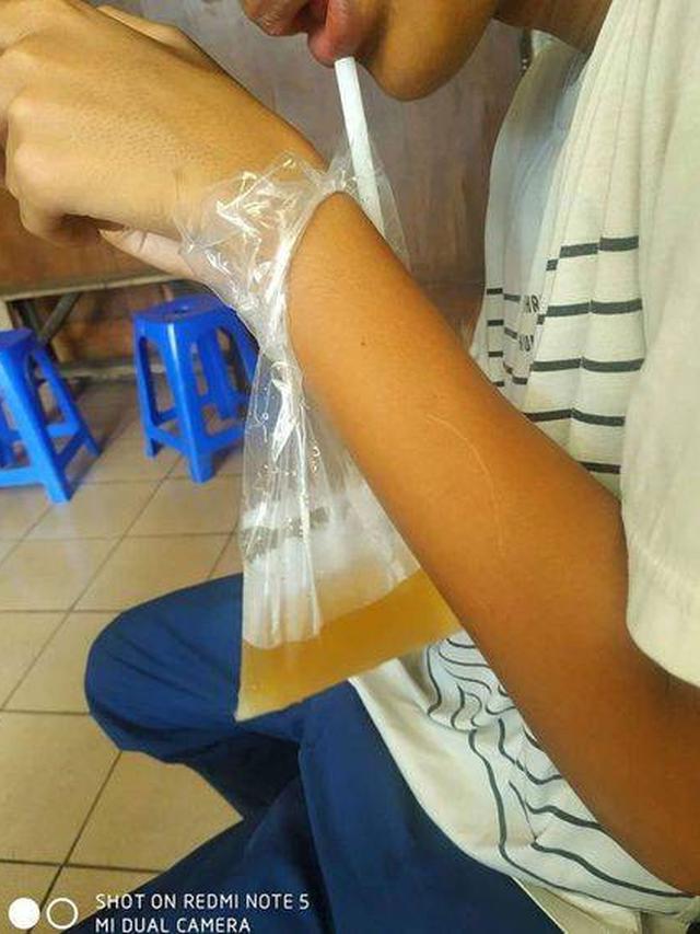 6 Cara Nyeleneh Orang Menikmati Minuman Ini Persulit Diri, Bikin Heran