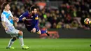 Pemain Barcelona, Lionel Messi dan pemain Deportivo La Coruna, Fabian Schaer mengincar bola pada pertandingan pekan ke-16 La Liga di Stadion Camp Nou, Senin (18/12). Barcelona menekuk tamunya Deportivo La Coruna dengan skor telak 4-0. (JAVIER SORIANO/AFP)