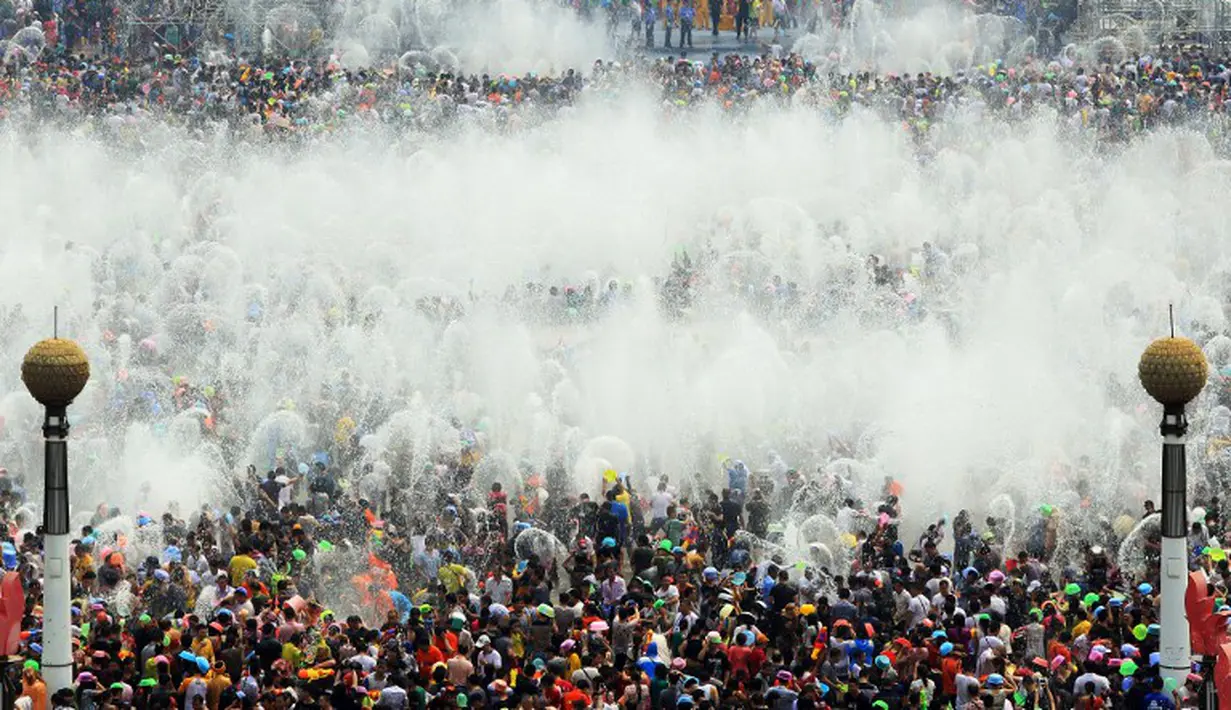 Bukan hanya di Myanmar, di China perayaan Festival Air juga diadakan di lapangan terbuka dihadiri ribuan orang, Rabu (16/4) (AFP Photo/STR)